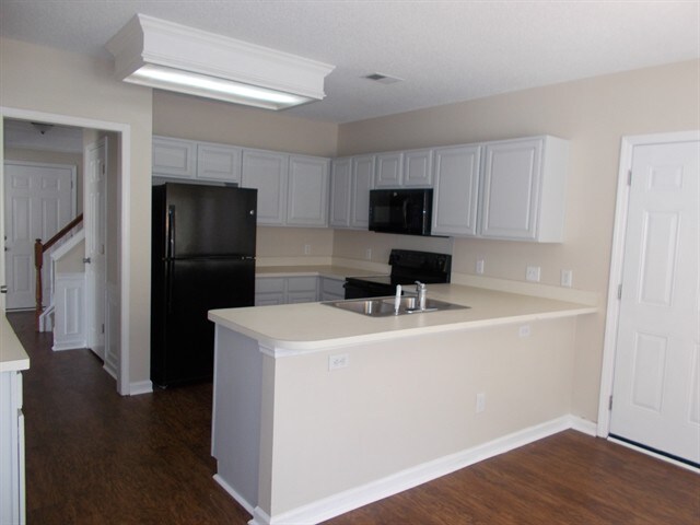 Building Photo - 221 Aylesbury Ln