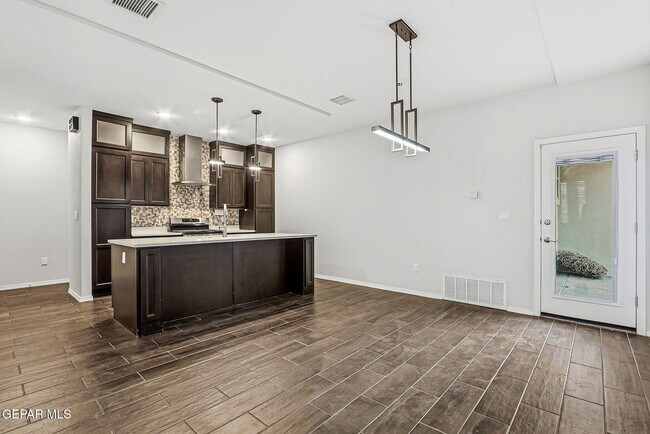 Foto del edificio - 14804 John McNeely Ave