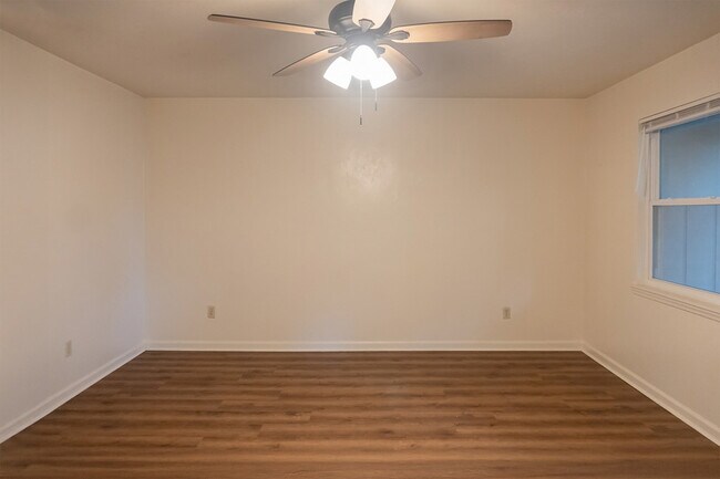 Foto del edificio - 1550 Live Oak Dr