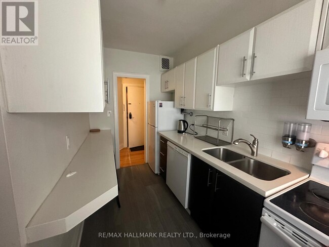 Building Photo - 595 St Clair Ave W