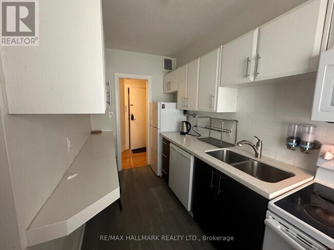 Photo du bâtiment - 595 St Clair Ave W