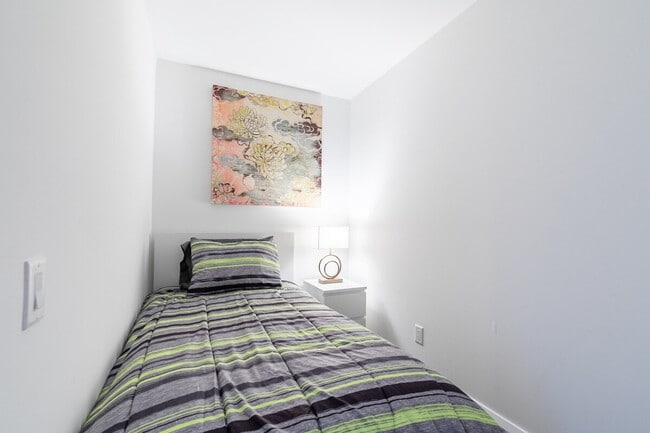 Building Photo - 146 Bloor St W