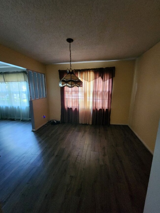 Building Photo - PINEWOOD LAKES