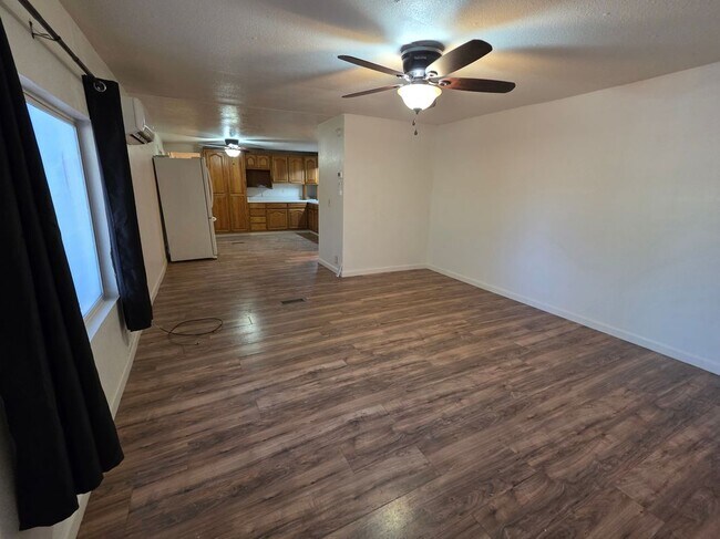 Foto del edificio - 2260 E Hearne Ave