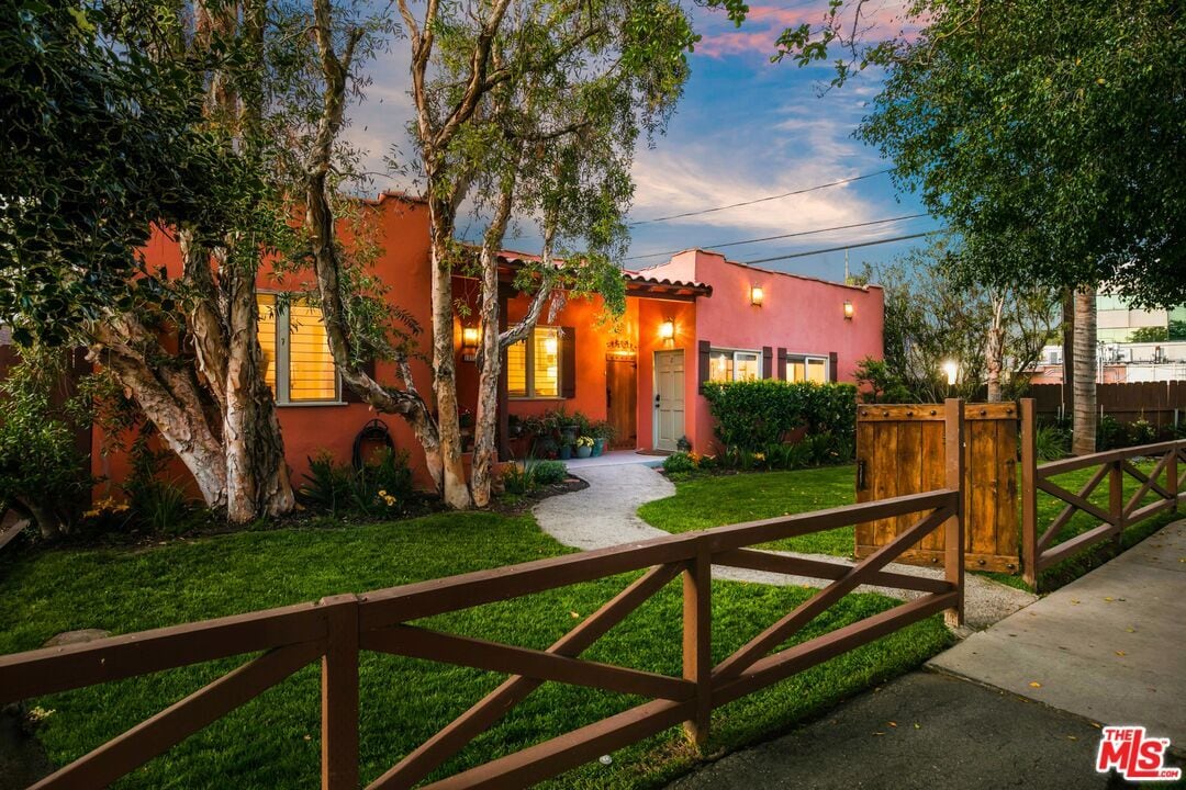 Foto principal - 10721 Aqua Vista St