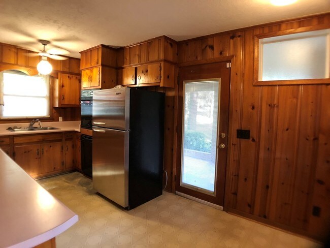 Foto del edificio - 1204 Crestview Dr