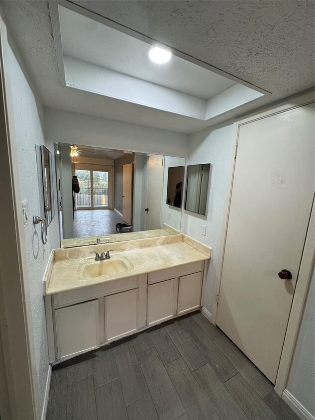 Foto del edificio - 8523 Redcliff Rd