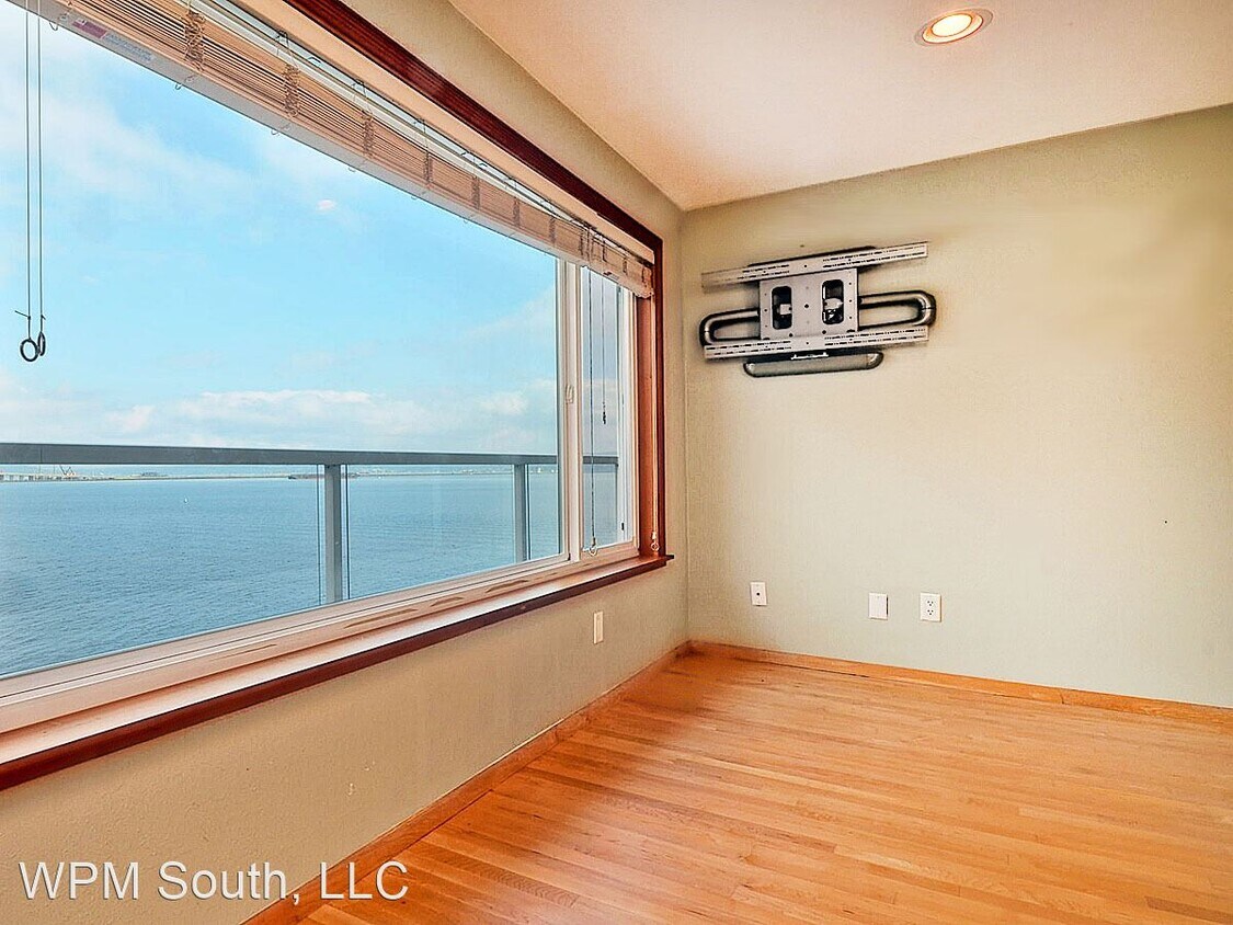 Foto principal - 1 br, 1 bath House - 1800 43rd Ave E #108
