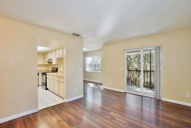 Foto del edificio - Spacious 2/2 Cozy Condo with a Screened Balcony in the Gated Community of Hawthorne Village - Orl...