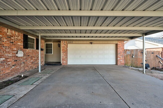 Building Photo - *** $700 OFF FIRST MONTH'S RENT MOVE-IN SP...