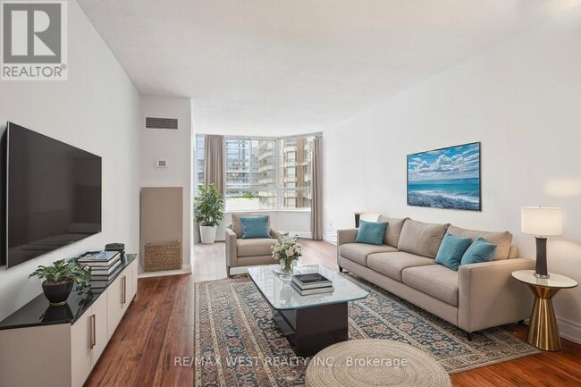 Photo du bâtiment - 717-1717 Bay St.