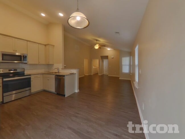 Building Photo - 590 Pollyanna Dr