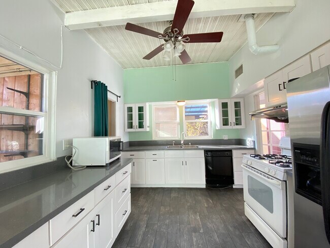 Building Photo - 18027 Hemmingway St
