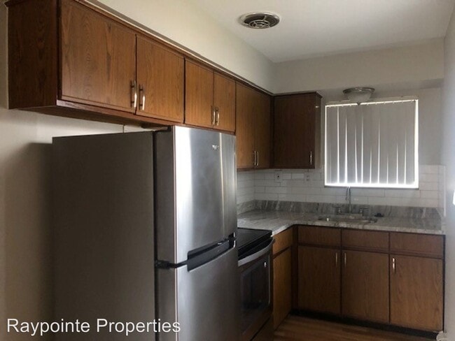 Building Photo - 1 br, 1 bath Apartment - 2301 W 14 Mile Rd
