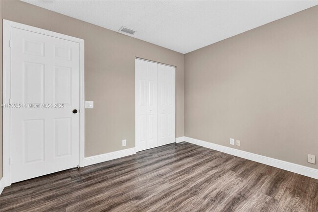 Foto del edificio - 1518 Maple Dr