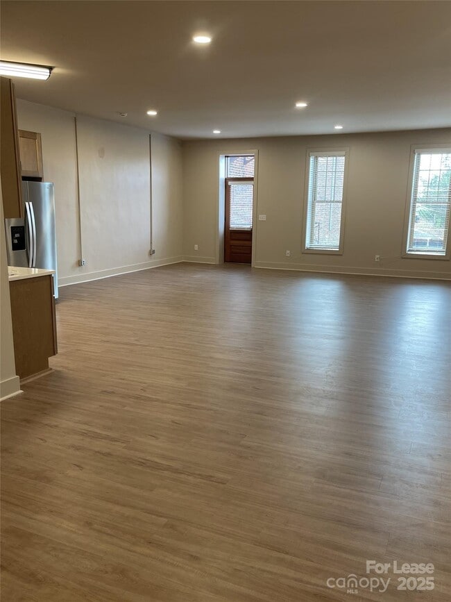 Foto del edificio - 233 W Main St