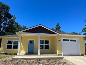Building Photo - 593-599 Oak Knoll Dr