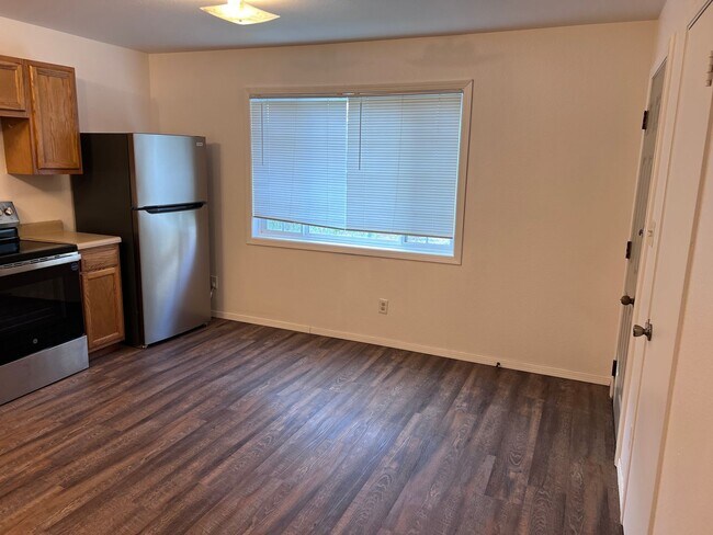 Foto del edificio - 3-Bed, 1-Bath Duplex with New Flooring & U...