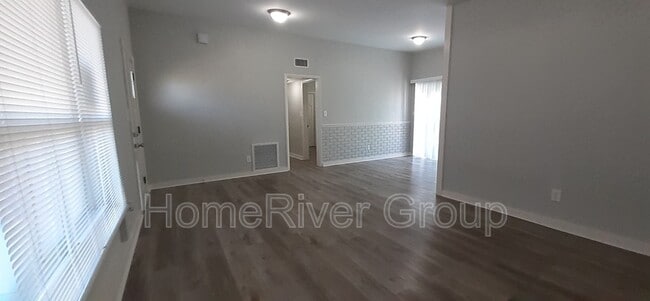 Foto del edificio - 6110 Perrine Dr