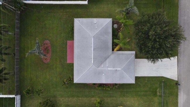 Foto del edificio - 3661 SW Camastro St