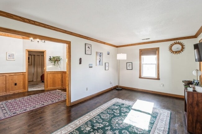 Building Photo - CHARMING RANCH!! 2 Bed, 1 Bath Home in Urbandale