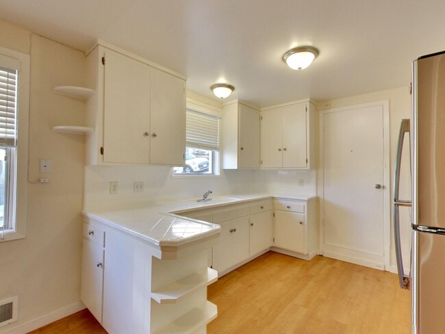 Building Photo - One Month Free! Prime Telegraph Hill Locat...