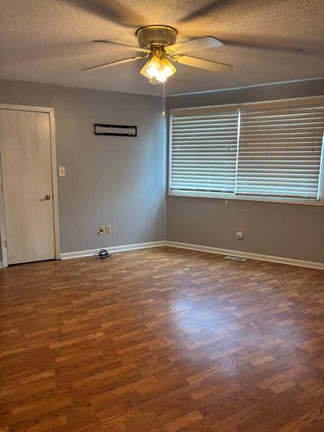 Building Photo - 284 Knoll Dr