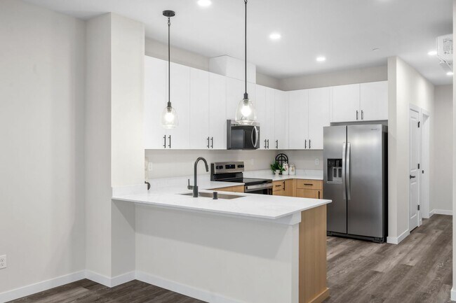 Foto del edificio - New Construction Luxury Townhome - Bright & Sunny End Unit