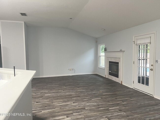 Foto del edificio - 105 Johns Glen Dr