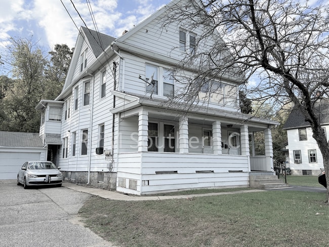 Building Photo - Derby 122-3