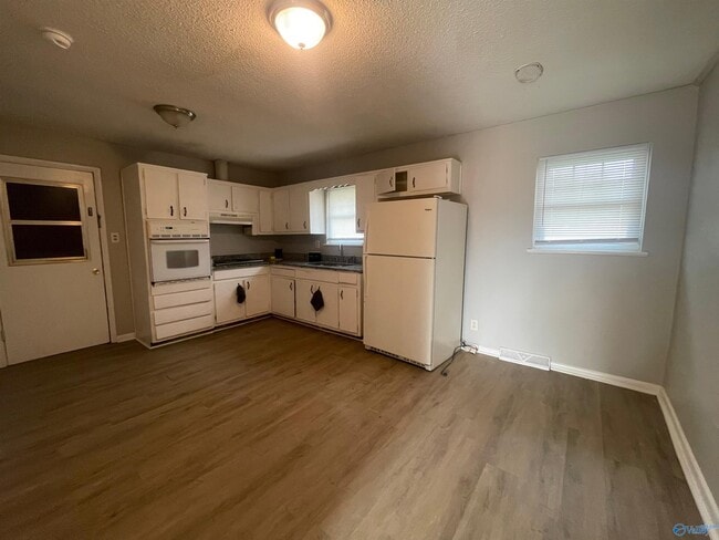 Foto del edificio - 606 Eastbrook Dr NW