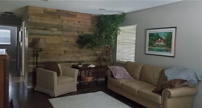 Foto del edificio - 203 Longview Rd