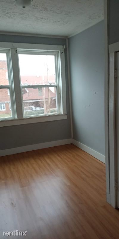 Building Photo - 303 S Poplar St