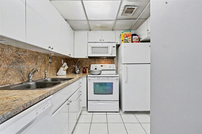 Building Photo - 4675 W 18th Ct