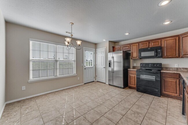 Building Photo - Stunning 4 Bed 2 Bath Home on Quiet Street!