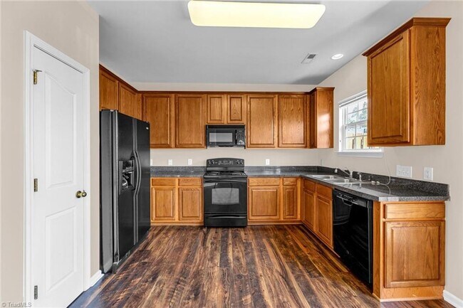 Foto del edificio - Beautiful 3 bedroom, 3 1/2 bathroom townhome in Tarrant Trace