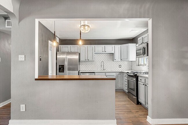 Building Photo - Charming Home with Open Floor Plan, wood f...