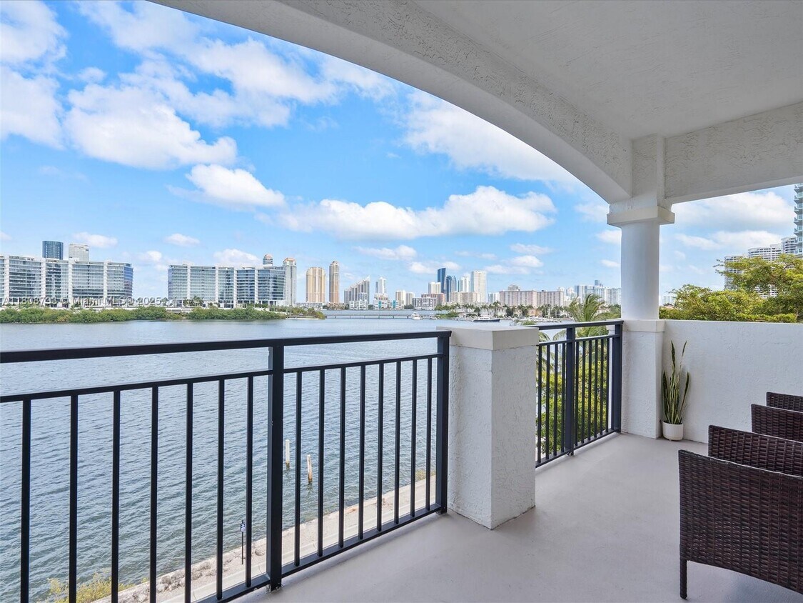 Foto principal - 3255 NE 184th St
