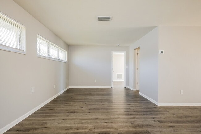 Building Photo - 502 Leeland Heights Blvd E