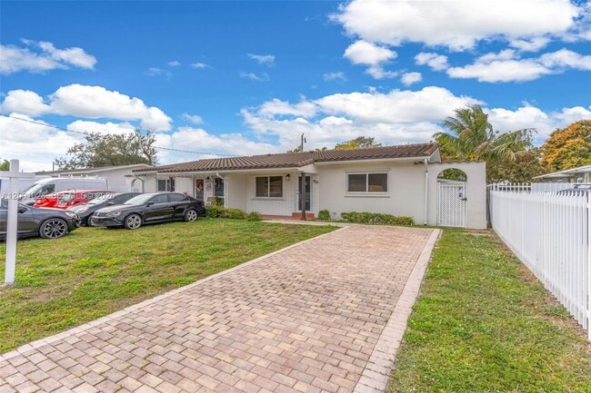 Foto del edificio - 310 SW 76th Ct