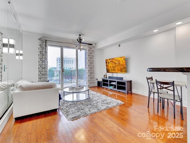 Foto del edificio - 300 W 5th St