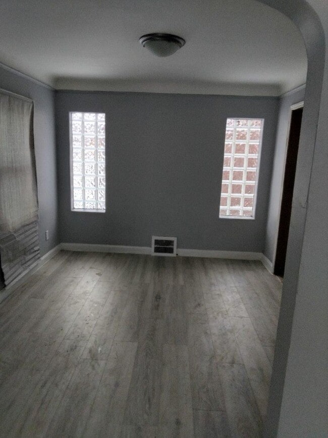 Building Photo - Charming 3 bedroom