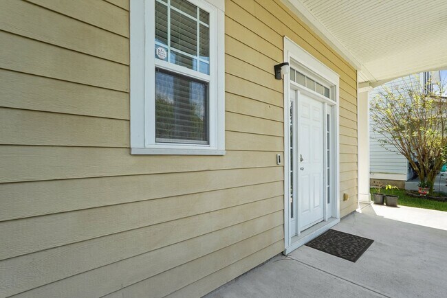 Foto del edificio - Come Home Smiling to This Beautiful 3-Bed, 3-Bath in Port Wentworth!