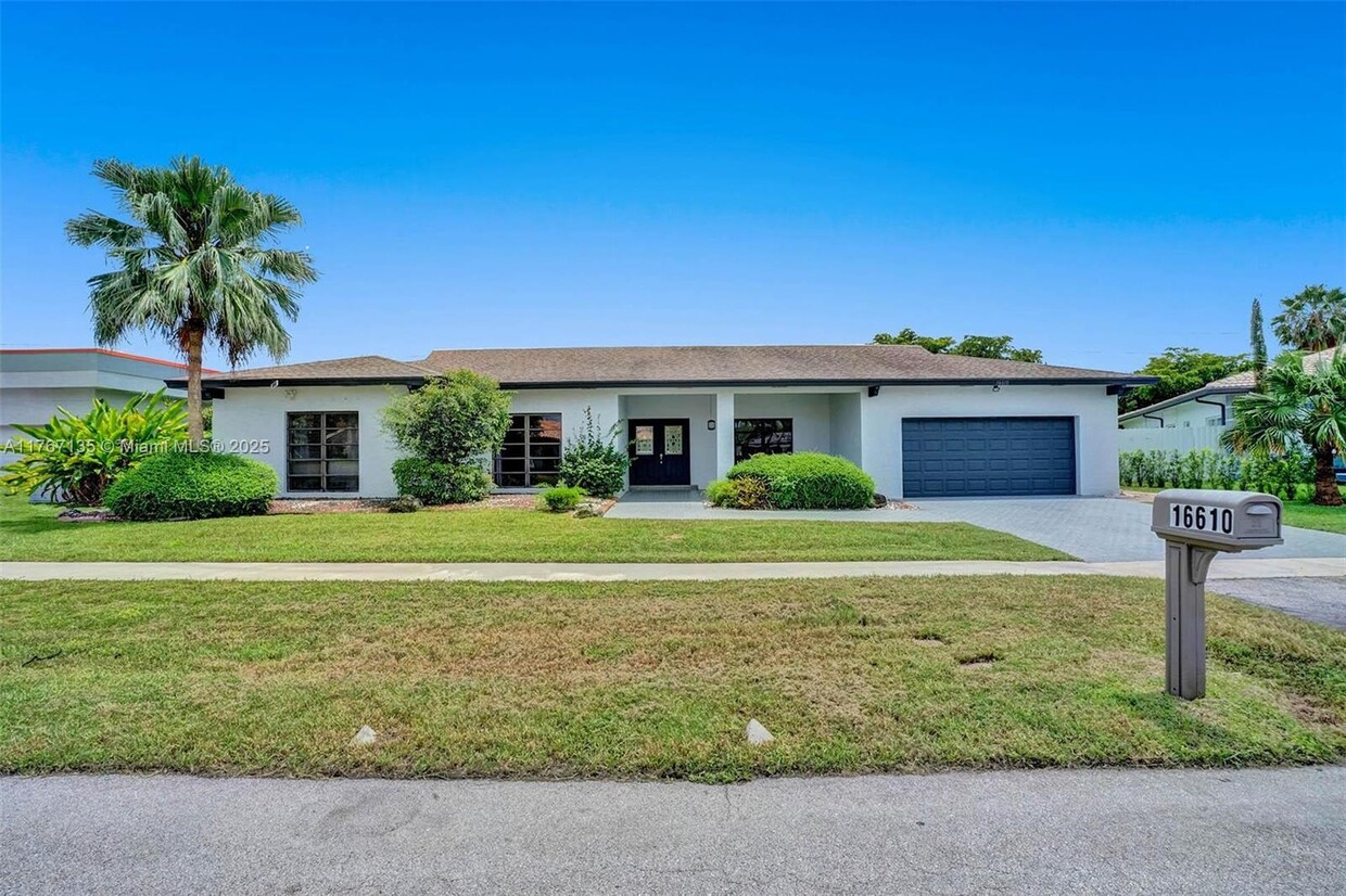 Foto principal - 16610 Royal Poinciana Ct