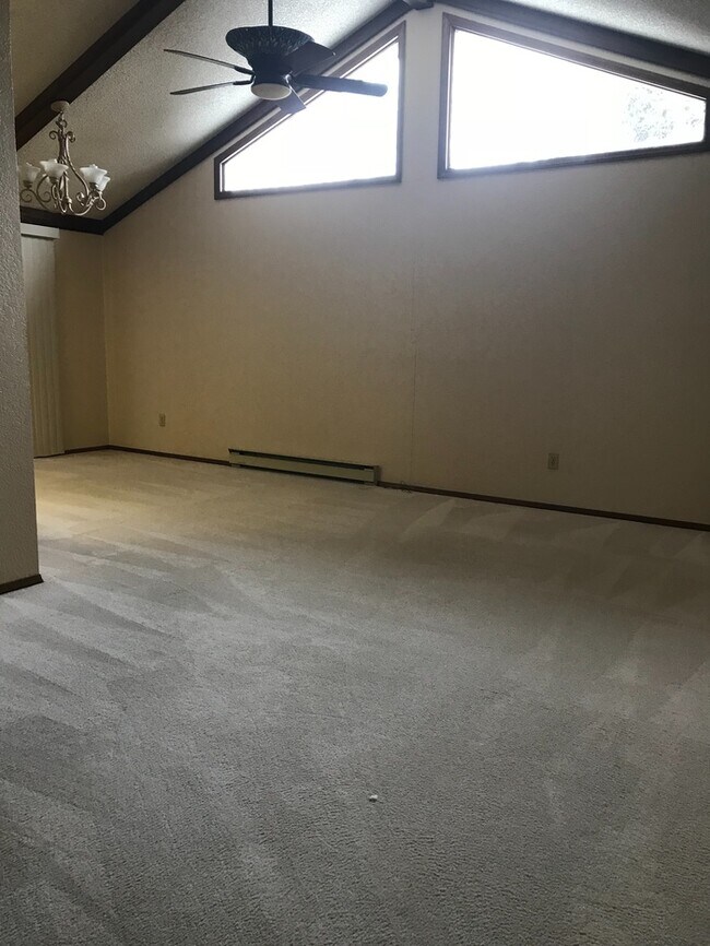 Foto del edificio - 3 bed, 2 bath home with a 2 car garage