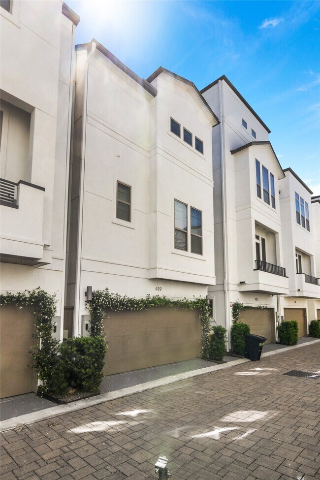 Foto del edificio - 419 T C Jester Blvd