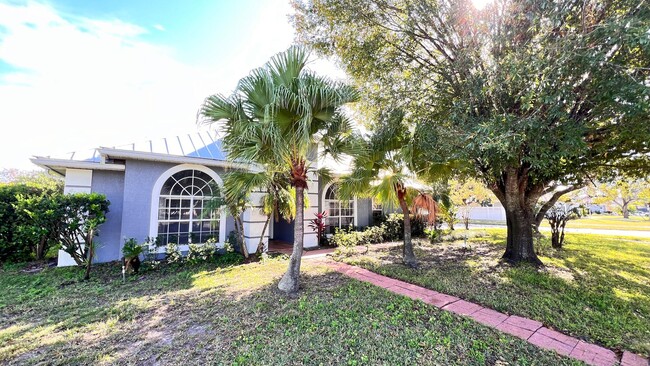 Building Photo - Lovely, SPACIOUS 4 Bedroom, 3 Bathroom Hom...