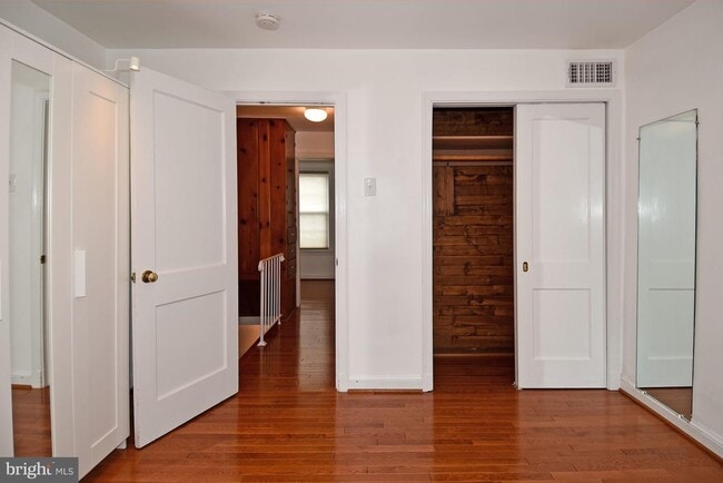 Building Photo - 915 Hughes Mews NW