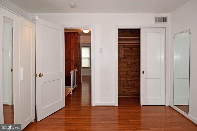 Foto del edificio - 915 Hughes Mews NW