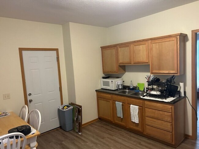 Foto del edificio - 129 E Reed Ave